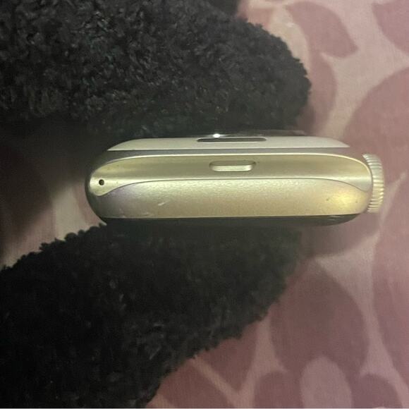 Apple Watch SE 40MM GPS LOCKED - Picture 6 of 8